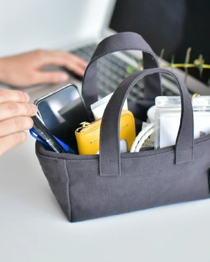 自立してメイク道具をすっきり収納できる、落ち着いた色味のOURHOMEのポーチ。出産祝いのギフトや旅行用にもおすすめです。