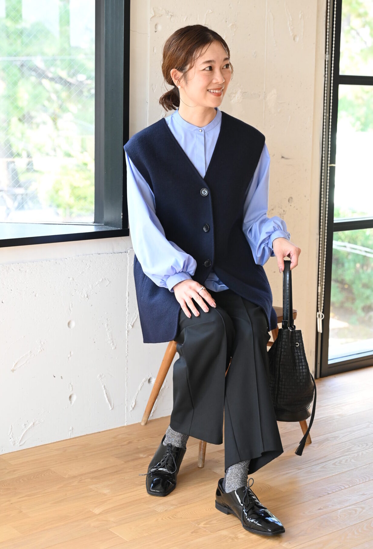 #items:4203-gather-blouse,4196-pintuck-wide-pants,1034-city-leather-bag,2095-ribbed-warm-glitter-socks,2504-lace-up-shoes