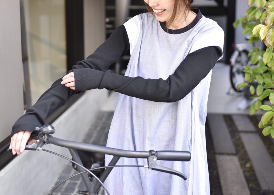 ファッション　アームカバー　きれいめ　ママ　ワーママ　UVカット　日焼け対策　30代　40代　50代　自転車　通勤　