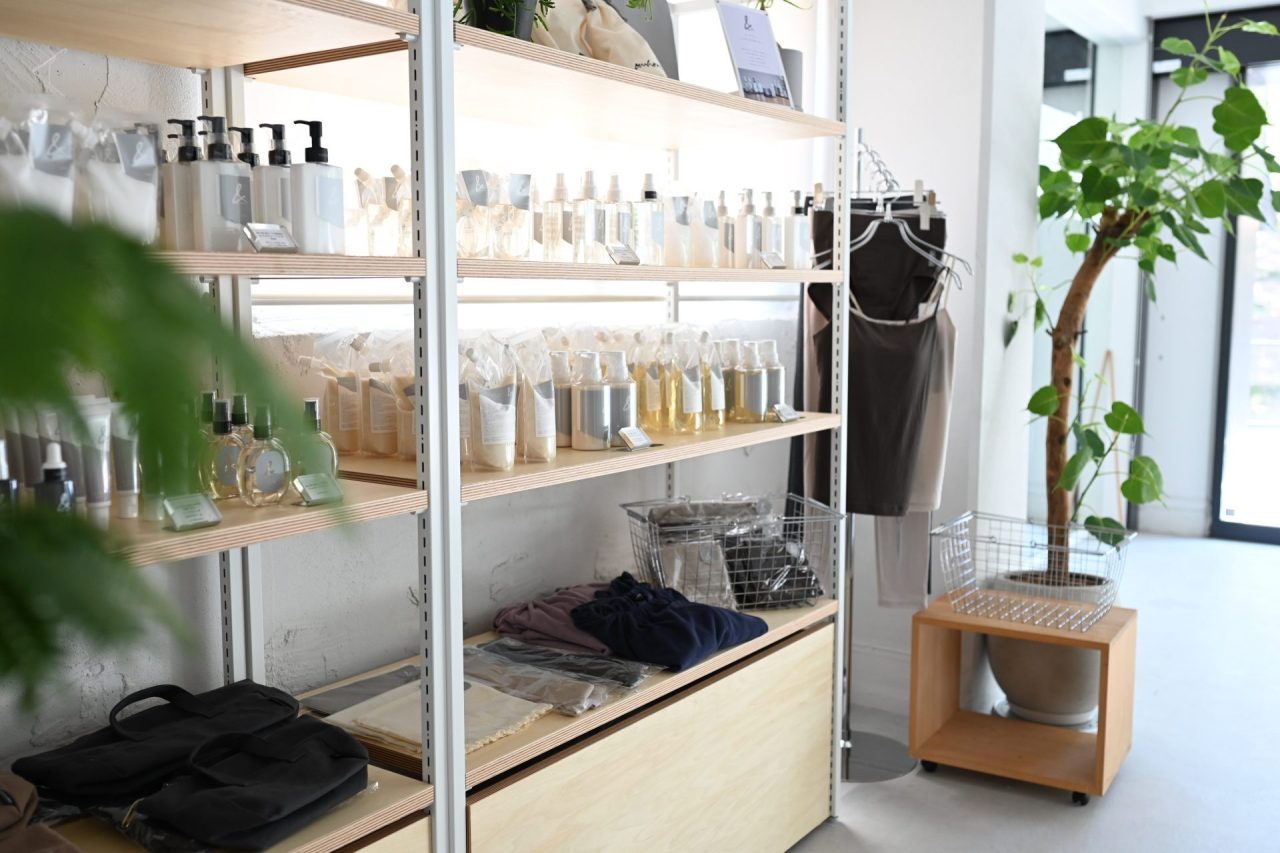 50代　40代　30代　ワーママ　ママ　ファッション
OURHOME 　西宮　夙川　しゅくがわ　ひらく　hiraku 新しい店　通勤

ヨガ
ストレッチ
ホットヨガ
マシーンピラティス
ジョギング
ランニング
ウォーキング
テニス
スイミング
プール
ラッシュガード
運動
レディースウェア
習い事
スポーツ応援
スポーツ観戦ママコーデ