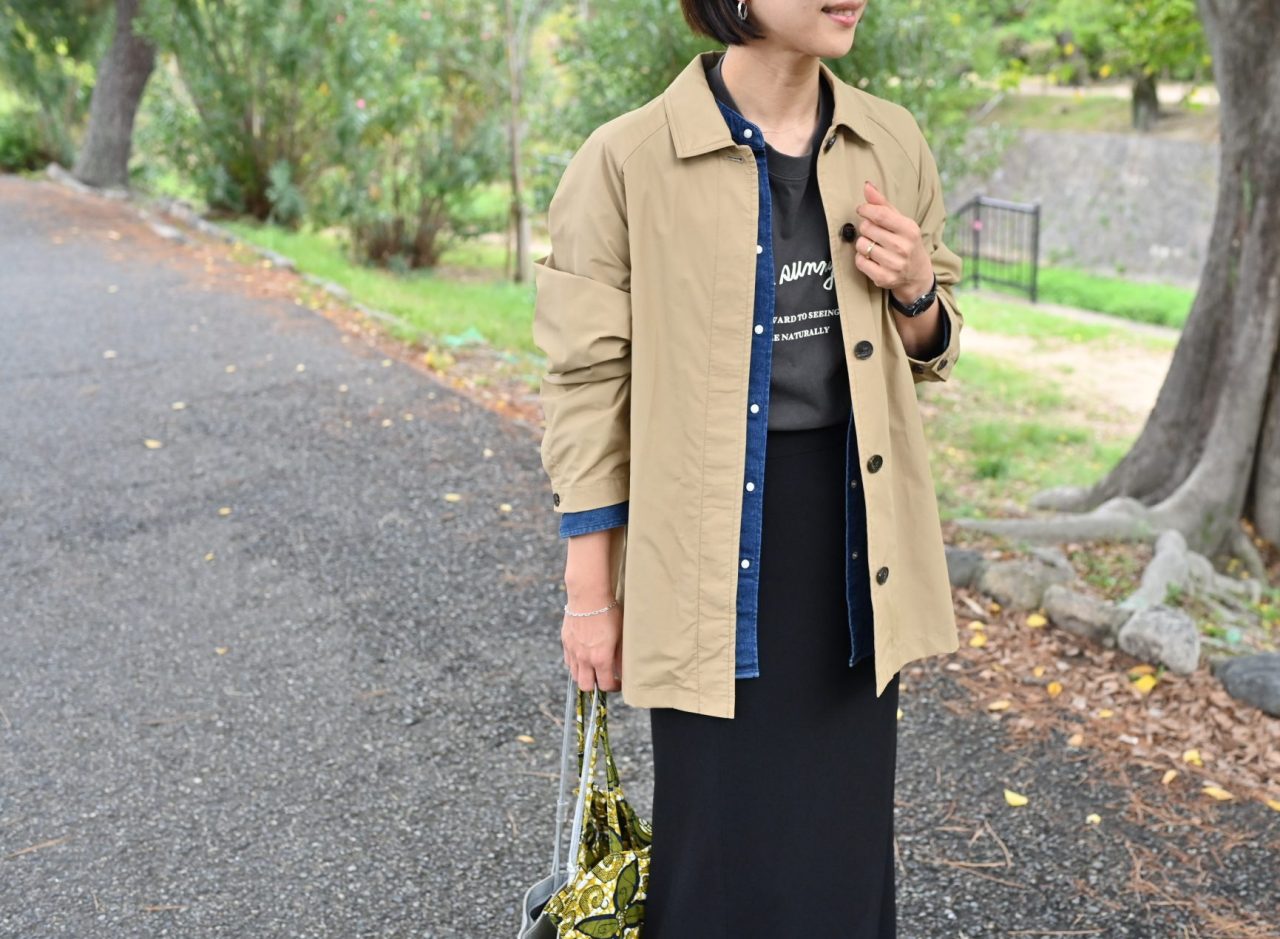 撥水素材のステンカラージャケットを羽織った30代・40代・50代女性の秋コーデ。通勤や子どもの送り迎えにも使える軽やかなアウター。ワーママのきれいめカジュアルスタイル