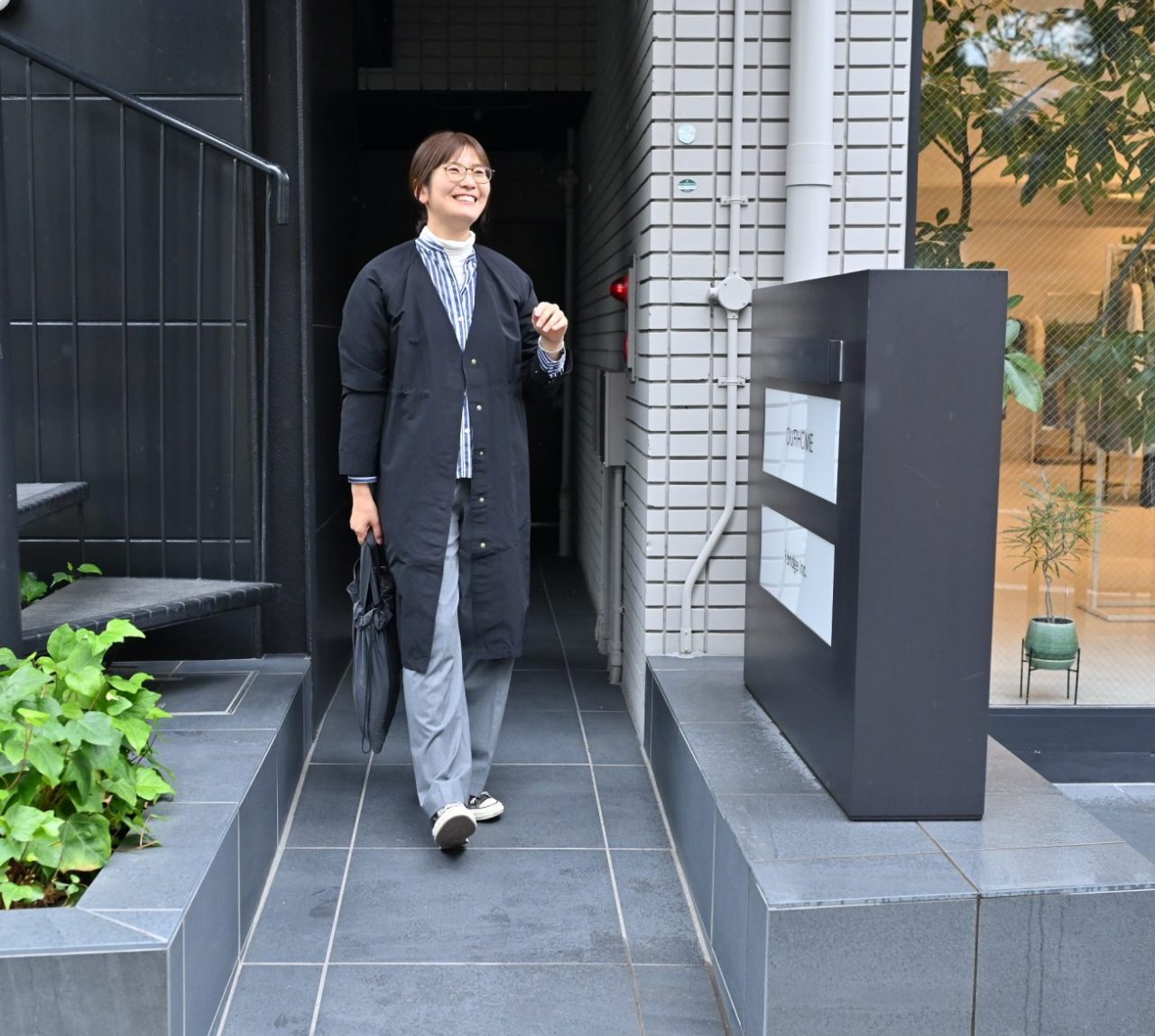 ノーカラーコート, 春アウター, 秋アウター, 30代ファッション, 40代ファッション, 50代ファッション, ワーママコーデ, 通勤コーデ, オフィスカジュアル, 軽いコート, 撥水コート, 大人カジュアル, きれいめカジュアル, シンプルコーデ, 黒コート, OURHOME, 子育てママファッション, ノーカラーデザイン, 室内でも着られるコート, レディースアウター,撥水