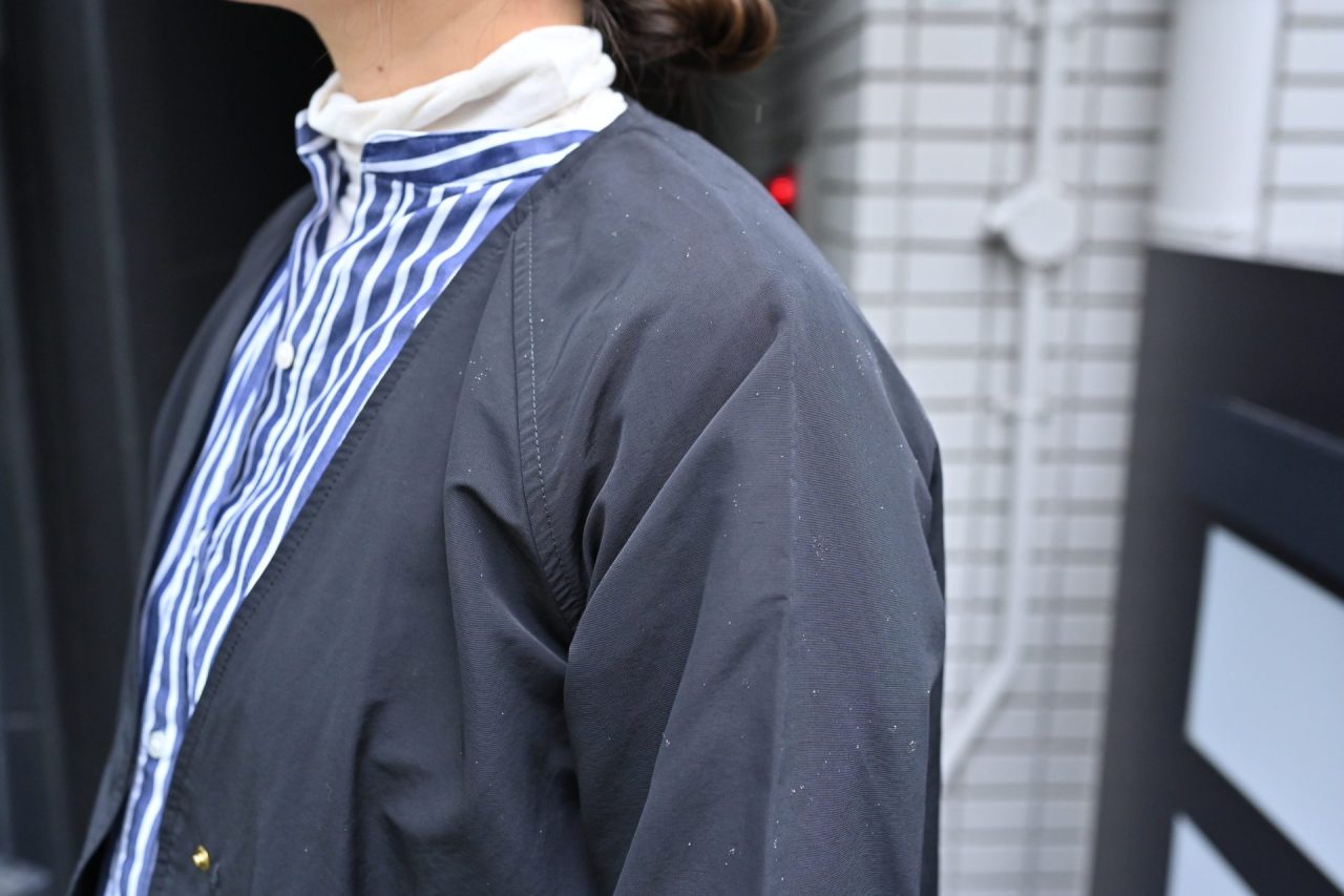 ノーカラーコート, 春アウター, 秋アウター, 30代ファッション, 40代ファッション, 50代ファッション, ワーママコーデ, 通勤コーデ, オフィスカジュアル, 軽いコート, 撥水コート, 大人カジュアル, きれいめカジュアル, シンプルコーデ, 黒コート, OURHOME, 子育てママファッション, ノーカラーデザイン, 室内でも着られるコート, レディースアウター,撥水