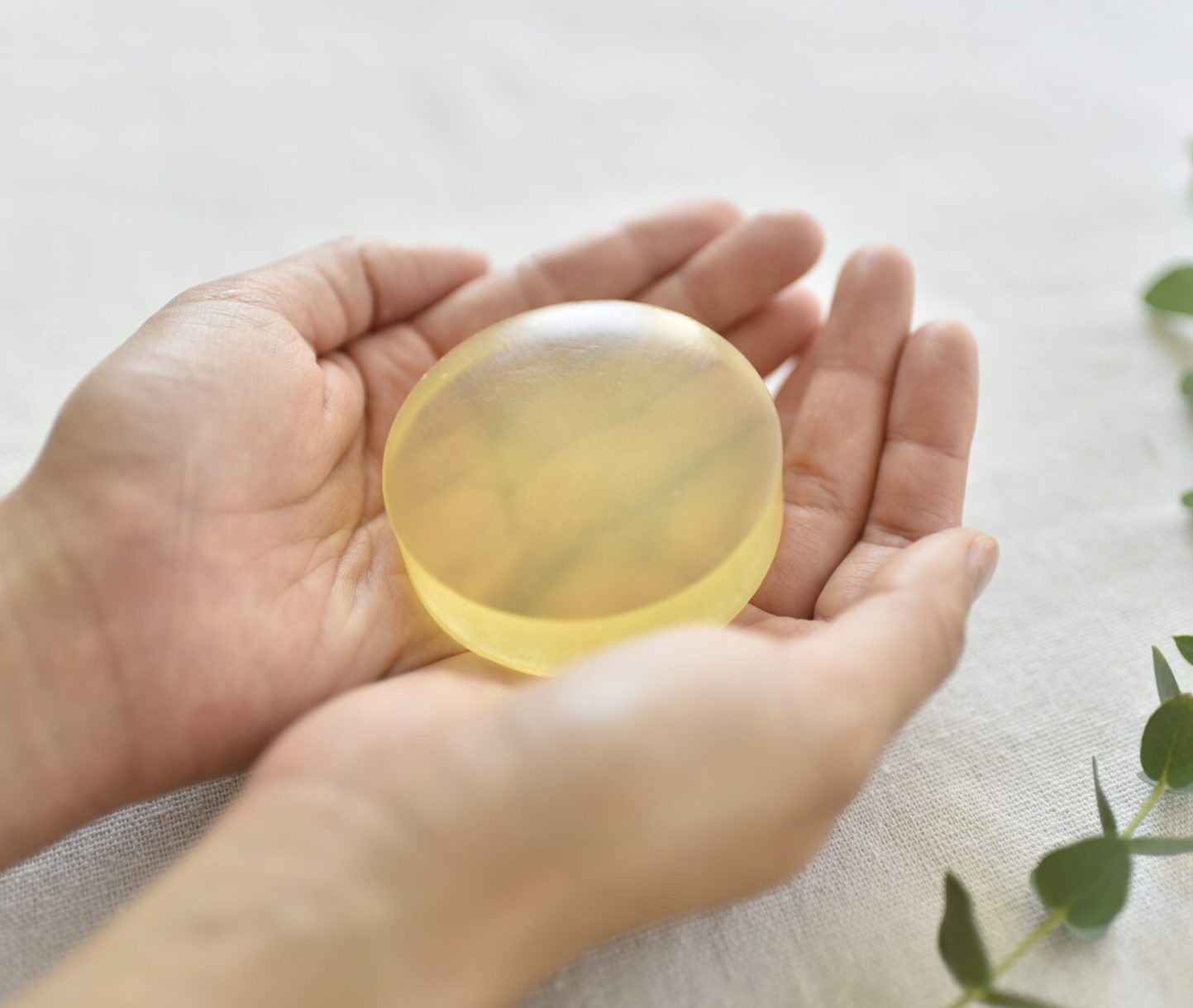 &ourhome モイスチャーソープでやさしく洗顔する様子。肌にやさしい無香料石鹸。