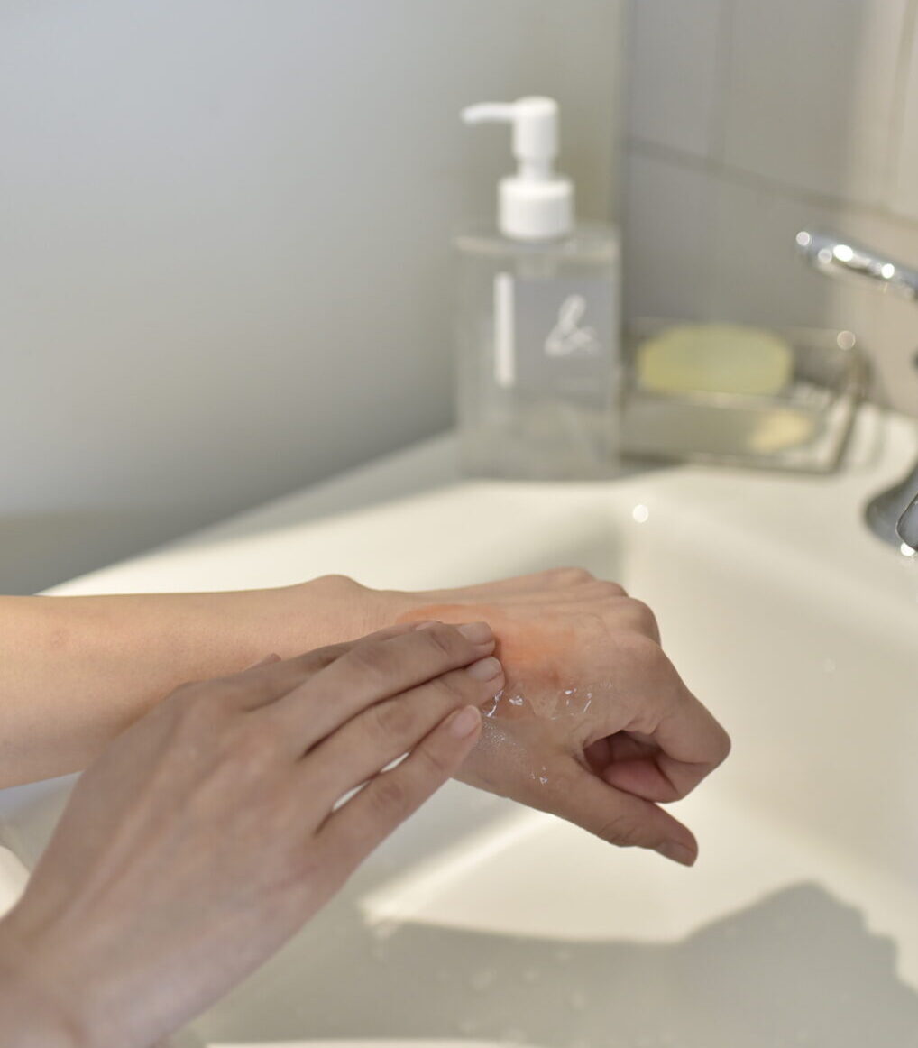 W洗顔不要|濡れた手でも使える &ourhome クレンジングジェル