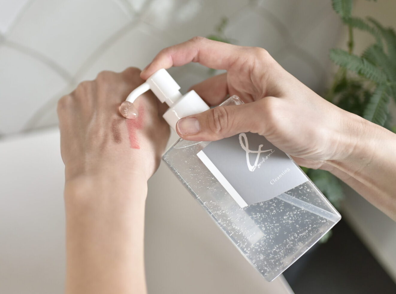 肌に負担をかけずメイクをすっきり落とす &ourhome クレンジングジェル