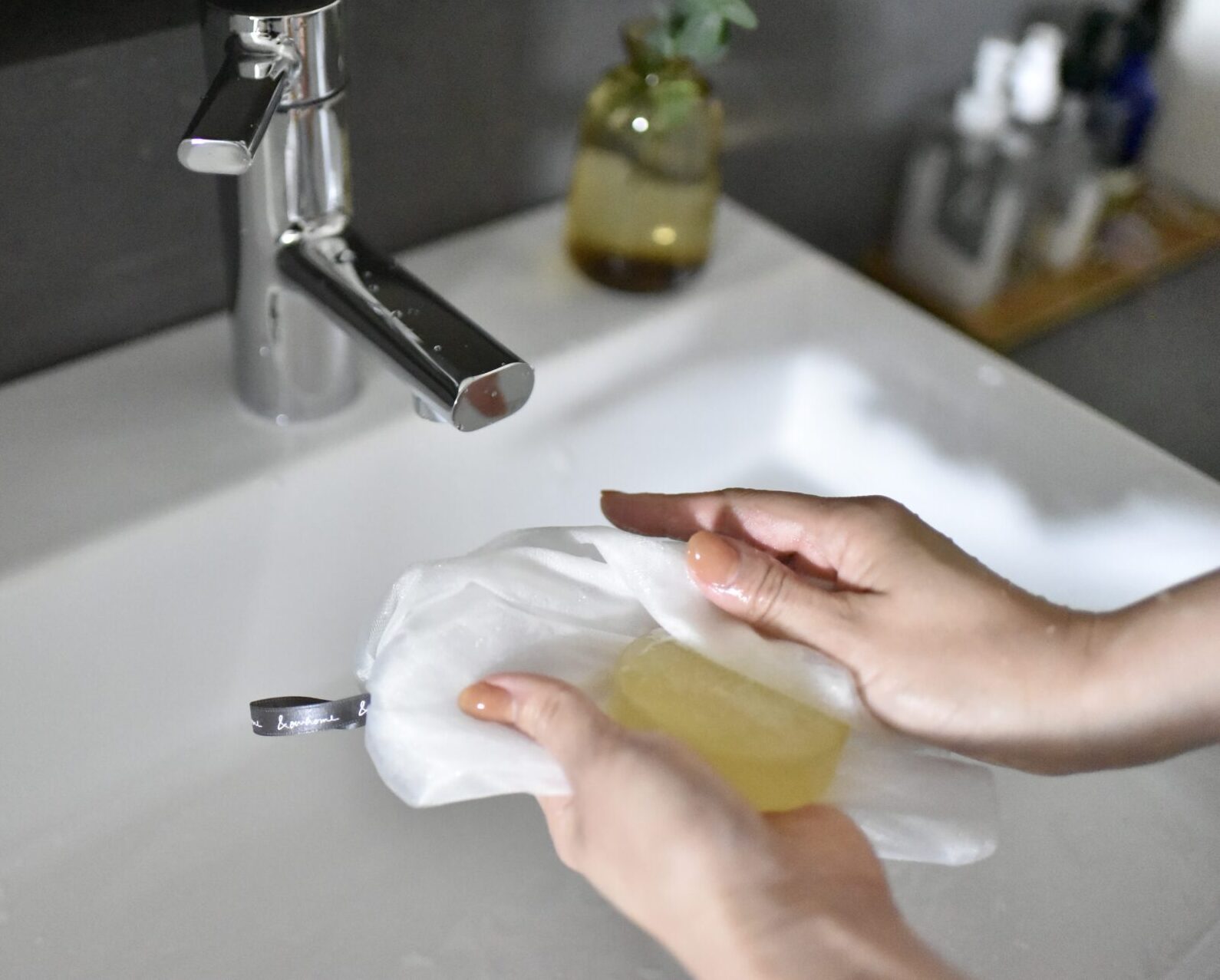 泡がすばやく切れてぬめり残りしにくいモイスチャーソープの泡立ちシーン。