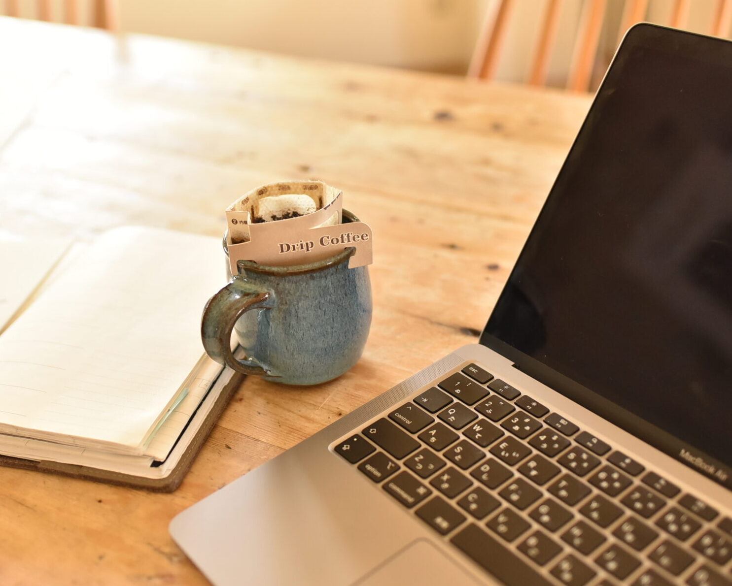 OURHOME｜ドリップコーヒーにも使いやすい口径約7.5〜8cmの丹波焼マグ。使うたびに心がほどける優しい手触りが特徴。