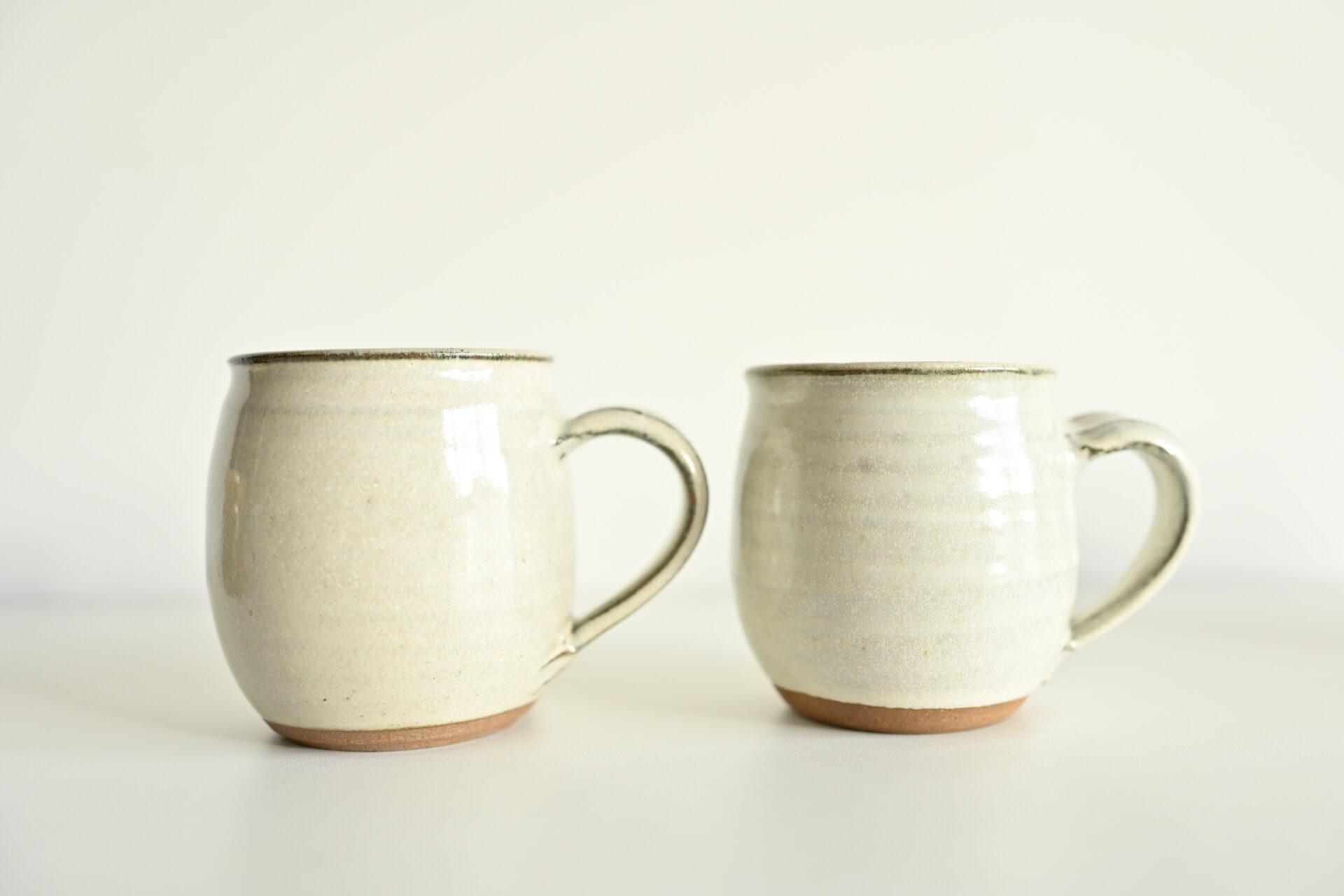 OURHOME｜手作業で仕上げられた丹波焼マグカップ。ひとつとして同じ形がなく、日々の食卓に個性と温もりを添えます。