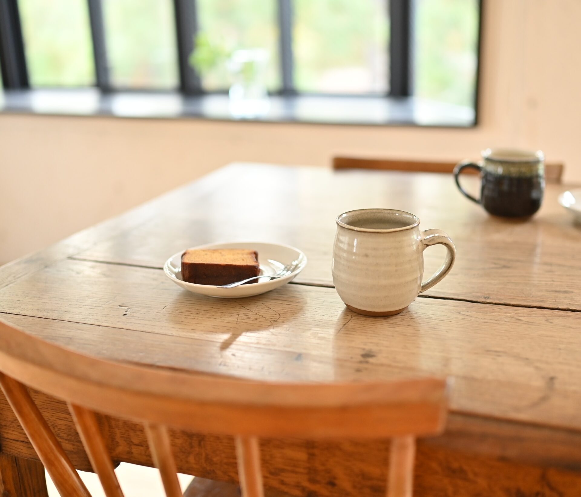 OURHOME｜容量約220ccの丹波焼マグカップ。朝のコーヒーや夜のリラックスタイムに使いやすい程よいサイズ感が魅力。