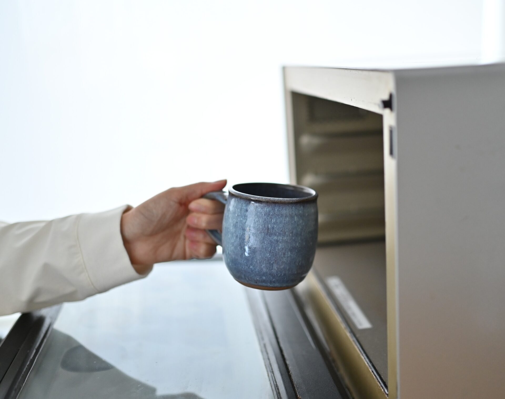 OURHOME｜電子レンジ・食洗機OKの丹波焼マグカップ。温め直しも簡単で、忙しい日常でも気兼ねなく使える実用的な一品。