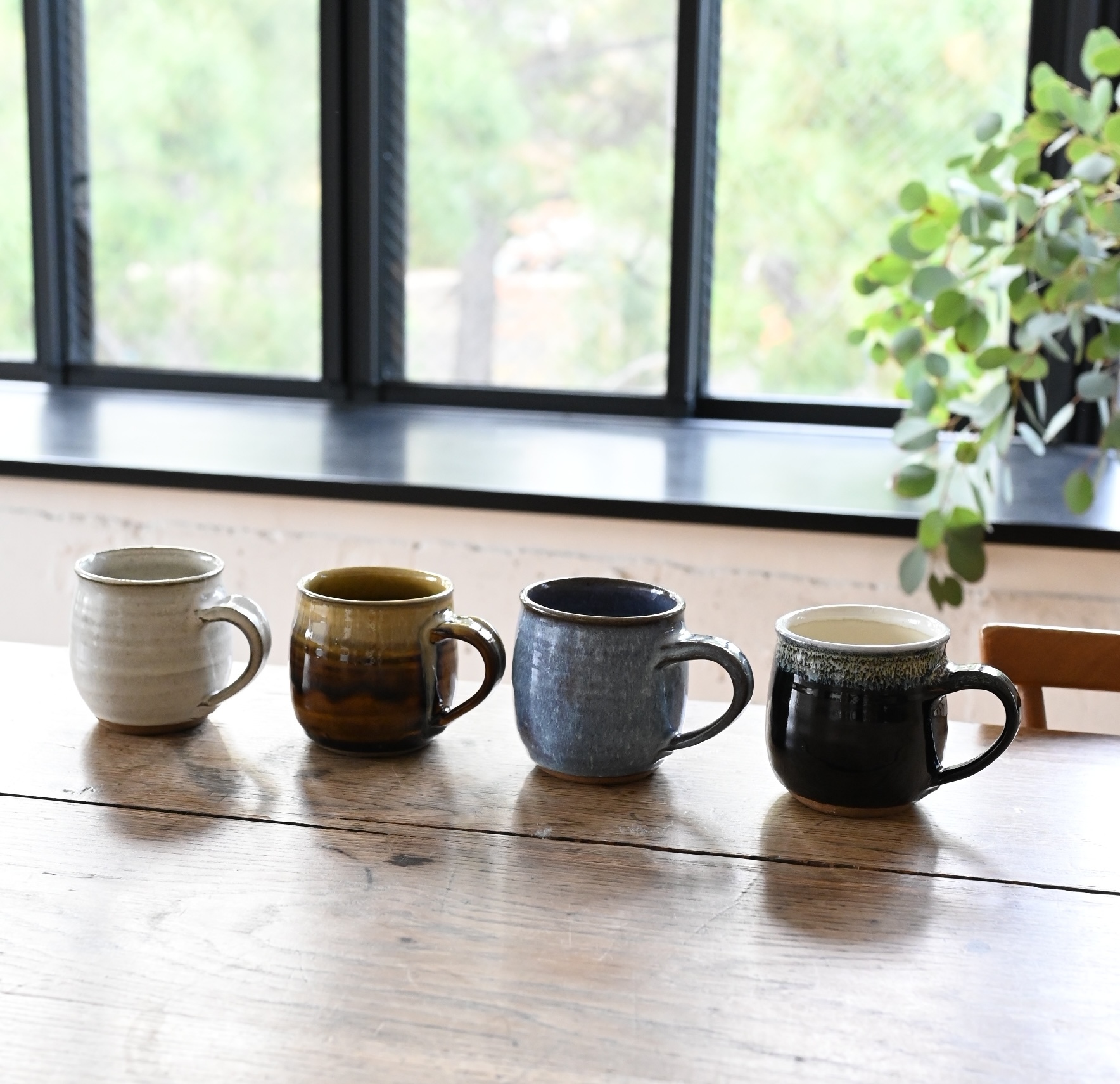 OURHOME｜白色・アメヌカ・水色・黒ヌカの4色展開の丹波焼マグカップ。家族で色を分けて使いたくなる優しい風合い。