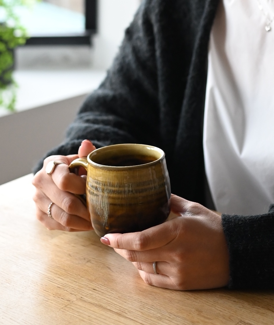 OURHOME｜丹波焼マグカップ（食洗機・レンジOK）。丸みのあるフォルムで、暮らしに馴染む温かな日常のひとときを彩ります。