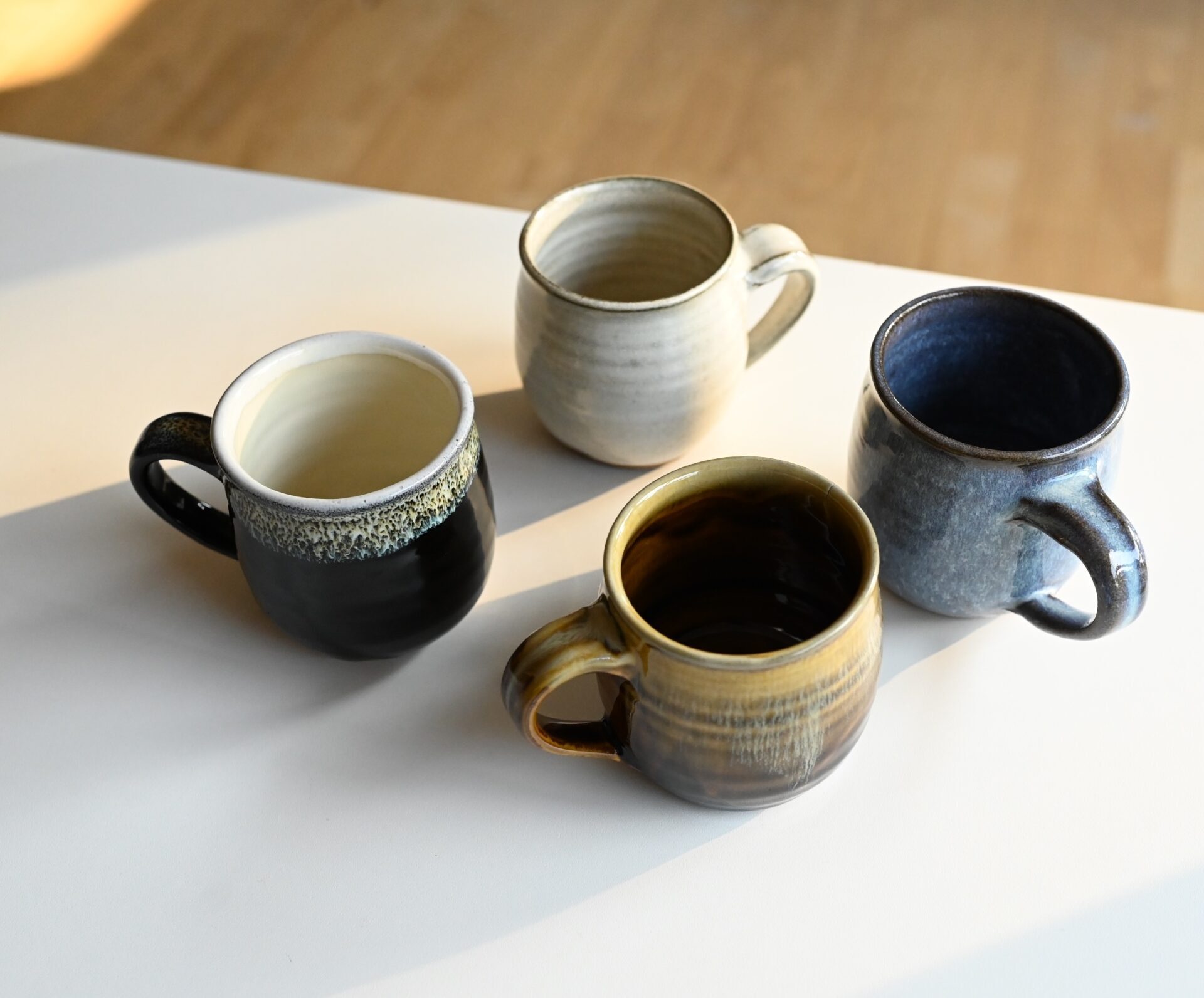 OURHOME｜白色・アメヌカ・水色・黒ヌカの4色展開の丹波焼マグカップ。家族で色を分けて使いたくなる優しい風合い。