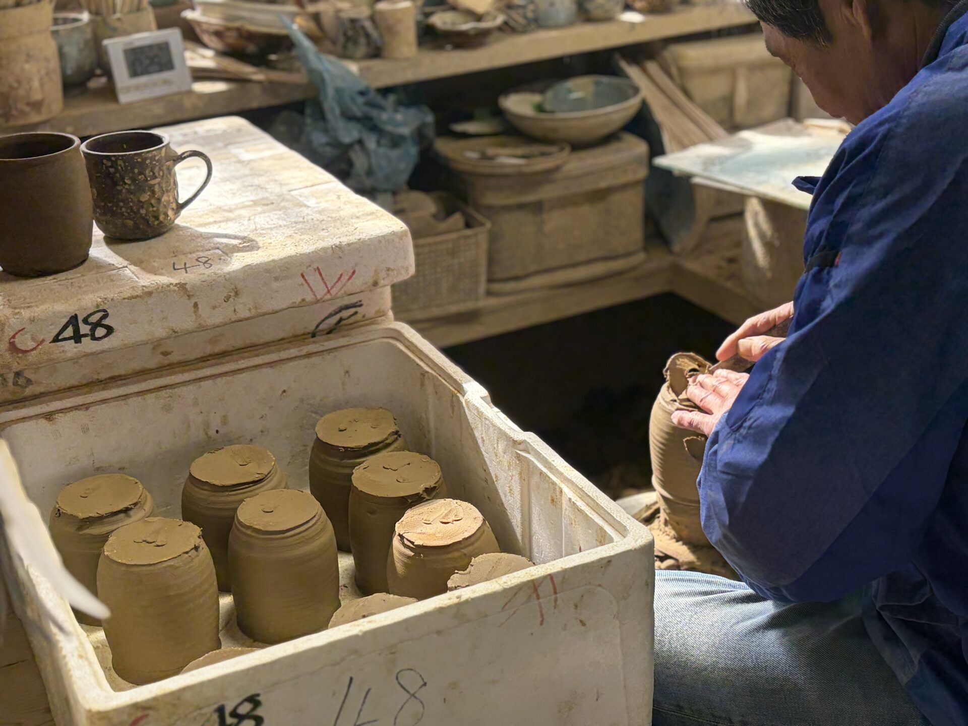 OURHOME｜手作業で仕上げられた丹波焼マグカップ。ひとつとして同じ形がなく、日々の食卓に個性と温もりを添えます。