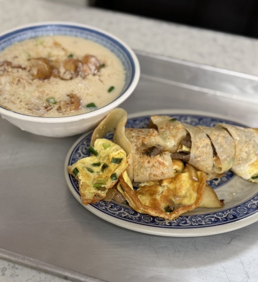 台湾の現地のおばちゃんが作っているような食堂で食べた、「鹹豆漿(シェントウジャン)」という豆乳スープ