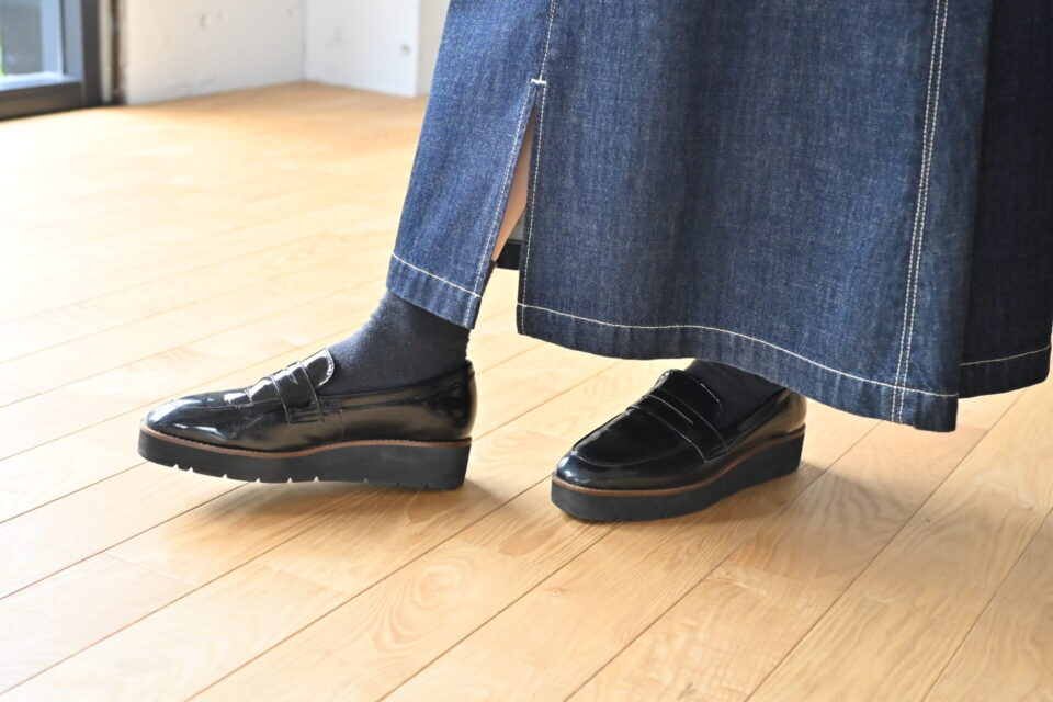 骨格ウェーブでも、小柄さんなら厚底のローファーシューズもおすすめ