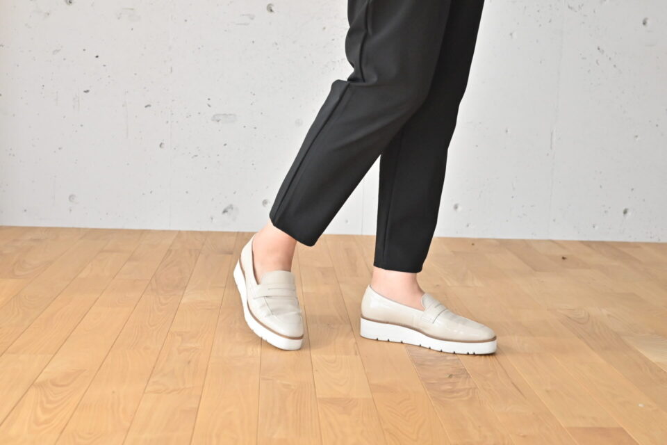 骨格ストレート、テーパードパンツ＆ローファーで足元すっきり