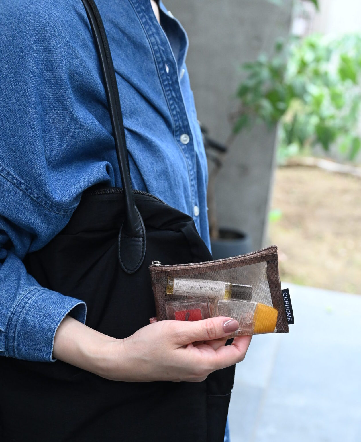 #items:1032-arched-tote-bag,4197-denim-shirt