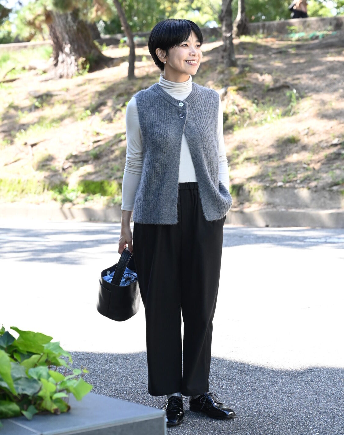 #items:4084-toromi-turtleneck-cut-and-sew,4156-warm-loose-tapered-pants,1021-leather-pot-bag,2504-lace-up-shoes