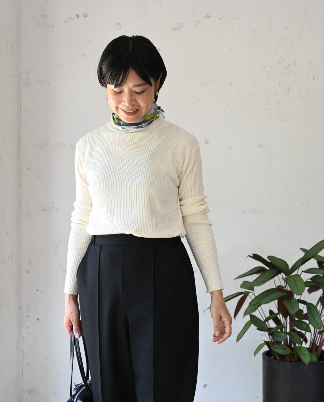 #items:2067-washable-silky-scarf,4116-warm-tapered-pants