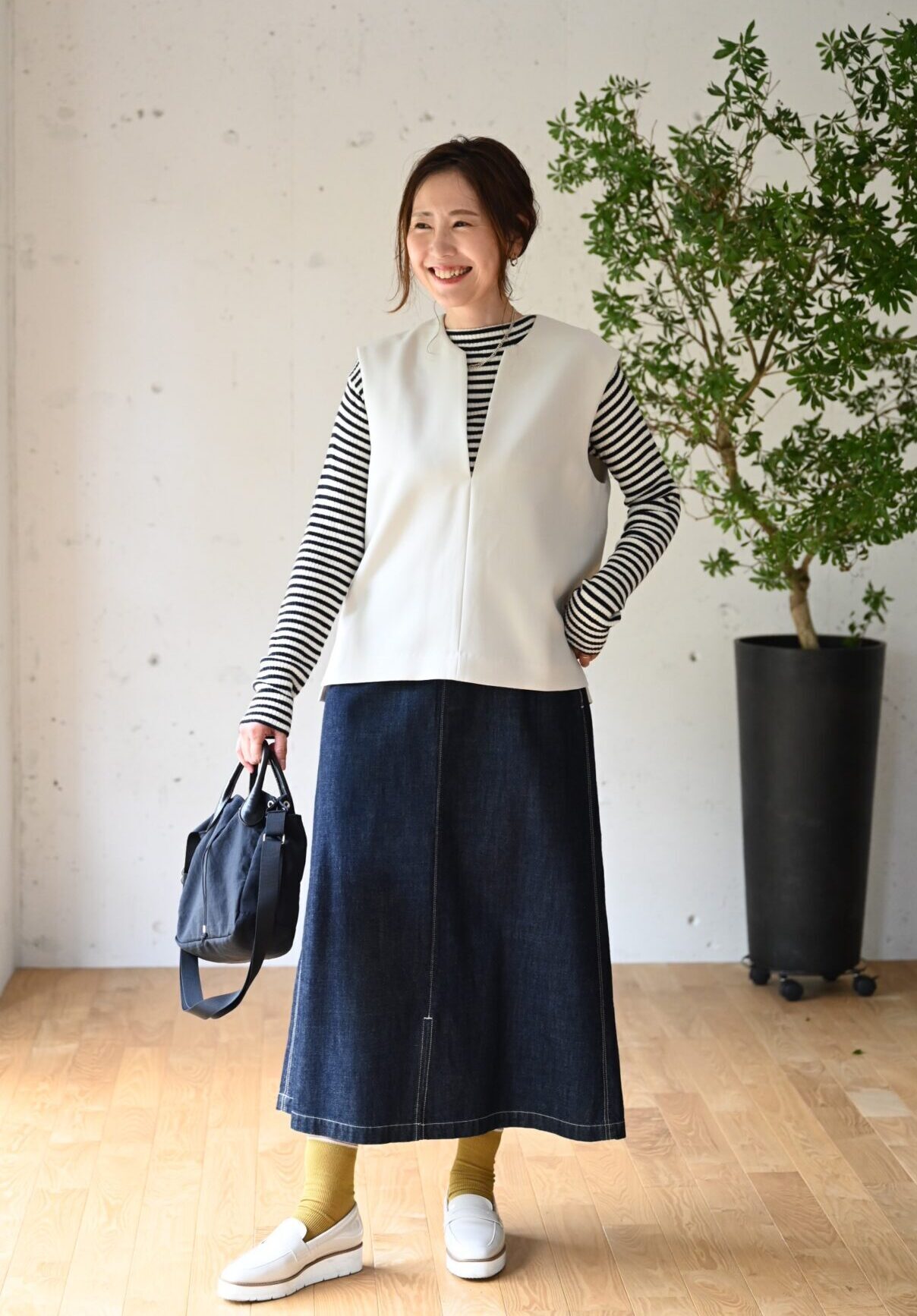 #items:4204-v-neck-vest,4119-denim-long-skirt,2507-enamel-leather-loafer-shoes