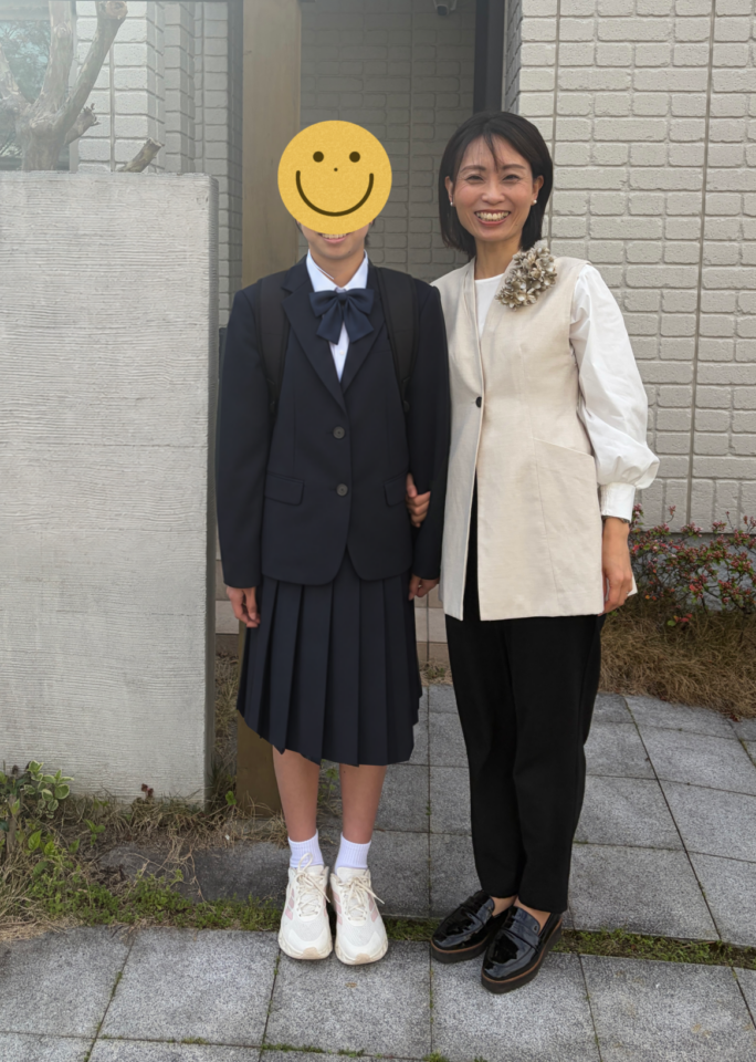 入学式は、袖パフブラウスに手持ちのベスト＆コサージュを合わせて◎