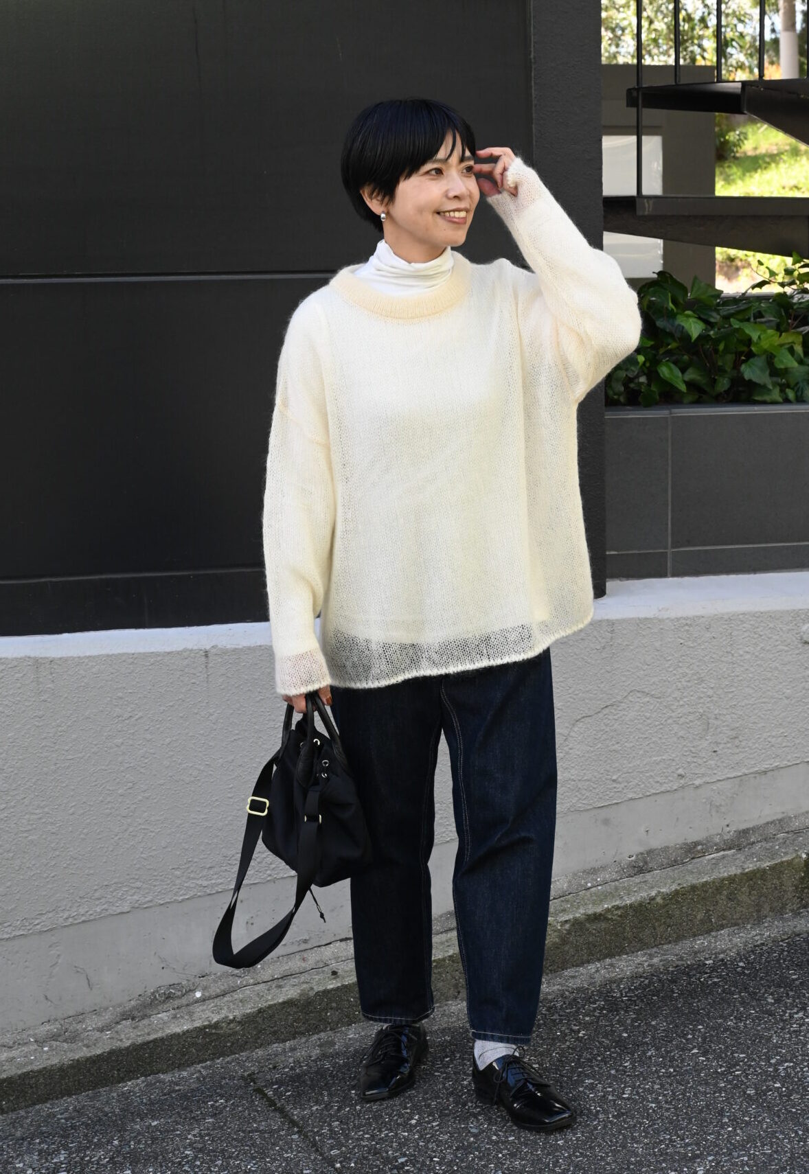 #items:4084-toromi-turtleneck-cut-and-sew,4092-denim-pants,1031-leather-handle-shoulder-bag,2504-lace-up-shoes
