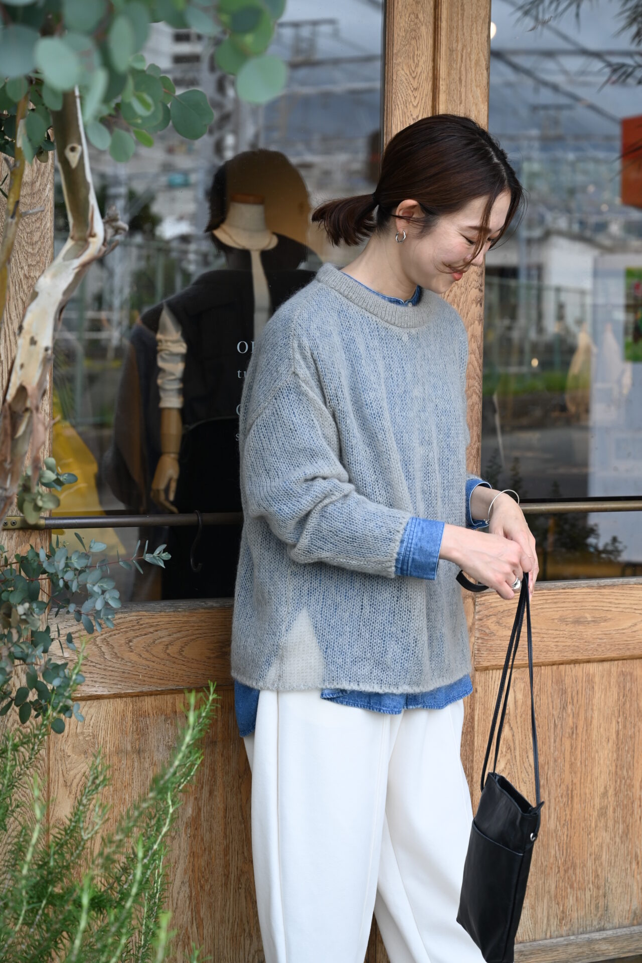 #items:4197-denim-shirt,#items:1025-fit-leather-shoulder-bag